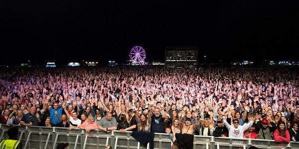 Crowds on the Saturday night 2021