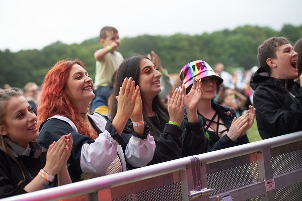 crowds at the barrier