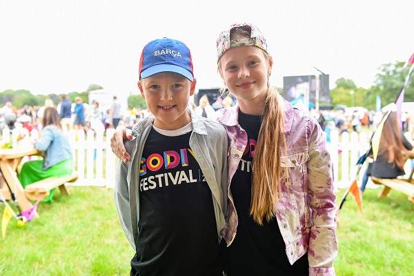 A picture of the kids in shirts